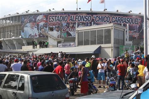 Así están las colas en el Alfonso «chico» Carrasquel para comprar las ...