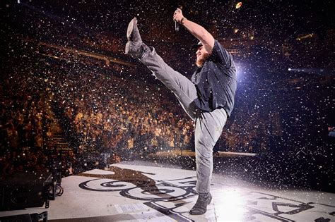 Pro Tips to Successfully Photograph a Multi-Show Stadium Concert Tour | PetaPixel