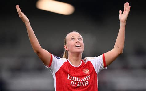 Beth Mead scores first goals since injury in Arsenal win as Chelsea beat Leicester to stay top ...