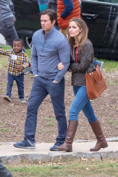 Rose Byrne and Mark Wahlberg on the set of Instant Family -03 | GotCeleb