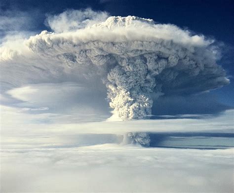 Puyehue Volcano eruption in Chile covers Lake Nahuel Huapi in Argentina with ash video - Strange ...