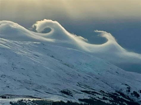 Extremely rare wave-shaped cloud formation captured on camera - Talker UK