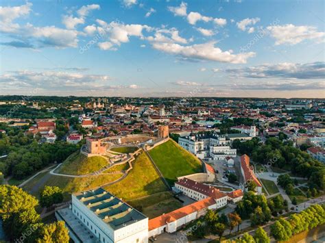 Vista aérea del casco antiguo de Vilna, una de las ciudades antiguas medievales más grandes del ...