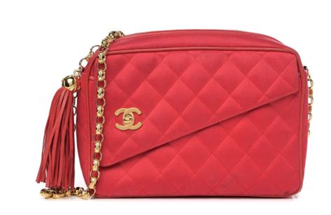 CHANEL VINTAGE CC TURNLOCK RED QUILTED SATIN GOLD CHAIN SHOULDER / CROSSBODY CAMERA BAG WITH TASSEL