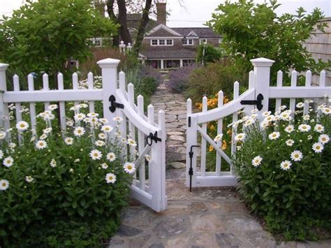 Classy Modern Farmhouse Fence For Front Yard 18 | Front yard landscaping, Pathway landscaping ...