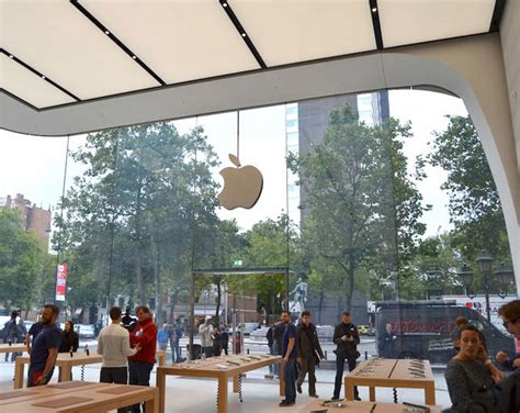 Apple is preparing for the Grand opening of the first store retail ...