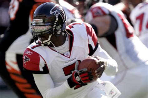 Former NFL QB Michael Vick wants to retire with Atlanta Falcons - UPI.com