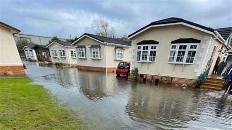 Isle of Wight: Residents tackle floods amid rain forecasts - BBC News