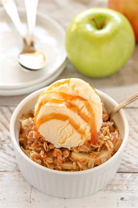 An easy Cinnamon Apple Crisp recipe made with sliced apples and a ...