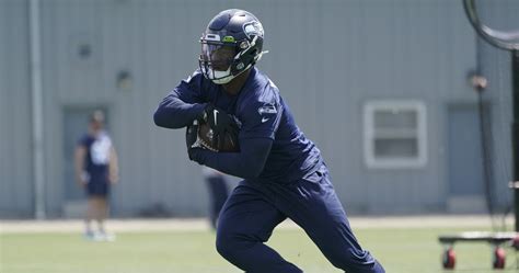 Kenneth Walker III Dealing With Hernia Injury; Seahawks Hoping He'll ...