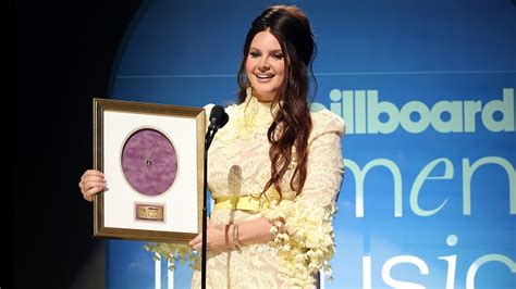 Lana Del Rey honored at ﻿’Billboard﻿’ Women in Music Awards; Phoebe ...