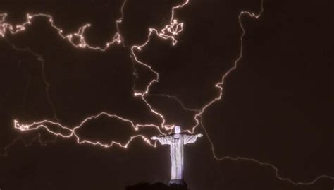 Rio de Janeiro: Christ the Redeemer statue damaged by lightning strike