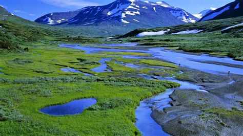 Majestic Mountain River Landscape - 4K Ultra HD Wallpaper