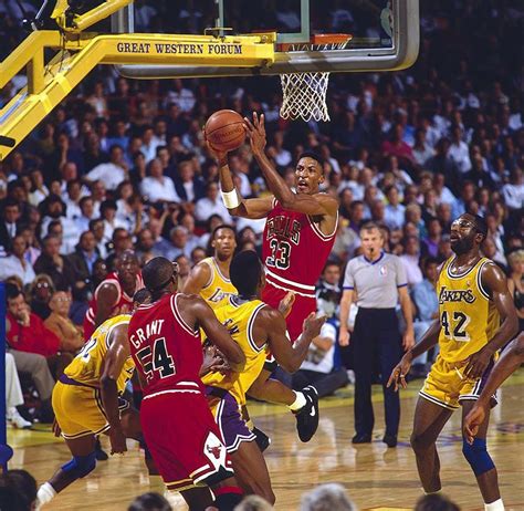 Classic SI Photos of Scottie Pippen | Scottie pippen, Basketball court ...