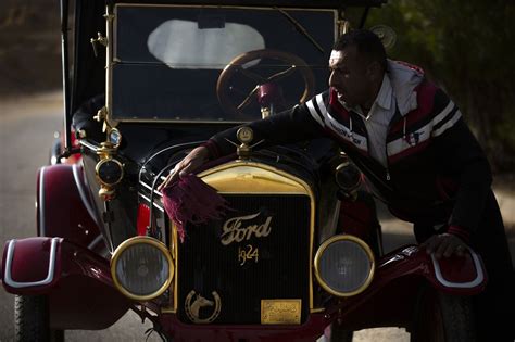 Egyptian collector preserves hundreds of classic cars | Daily Sabah