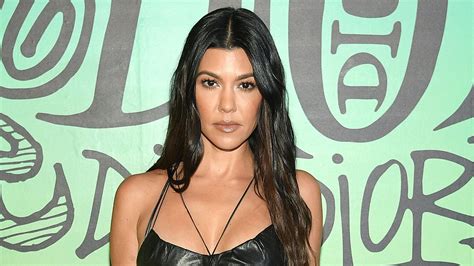 Kourtney Kardashian Reveals Her Short Bob Haircut by Travis Barker ...