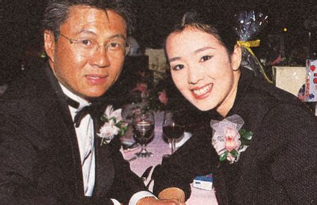 After divorcing husband Ooi Hoe Soeng, Chinese actress Gong Li is dating a mystery man.