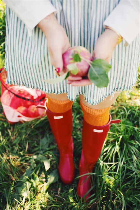 fall apple picking outfit! Apple Picking Outfit, Decorating Bookshelves ...