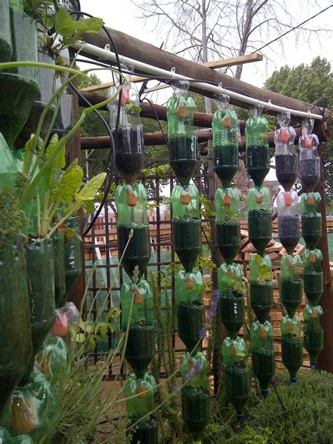 How to Build Your Own Hanging Garden With Plastic Bottles - Dengarden