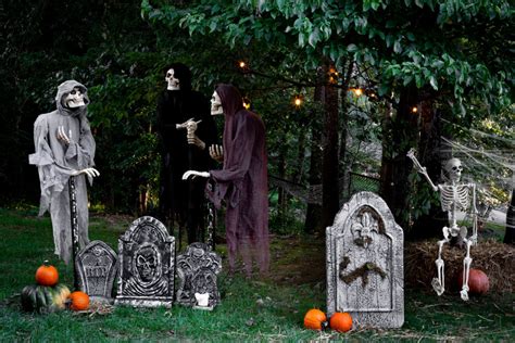 Transform Your Front Yard Into a Haunted Graveyard for Halloween - The ...