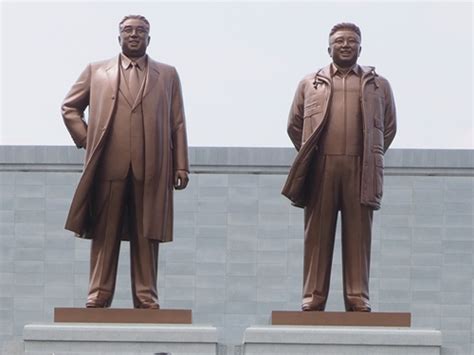 Statue Kim Il-sung - Wonsan - TracesOfWar.com