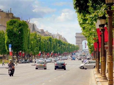 Discover the prestigious Avenue des Champs-Élysées - French Moments