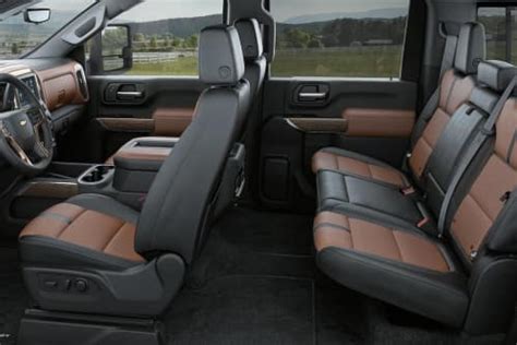 What's on the interior of the 2020 Chevy Silverado 2500 HD?