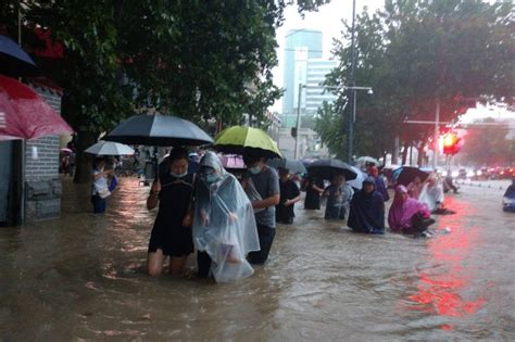 Passengers trapped in waist-high flood waters on subway in China ...