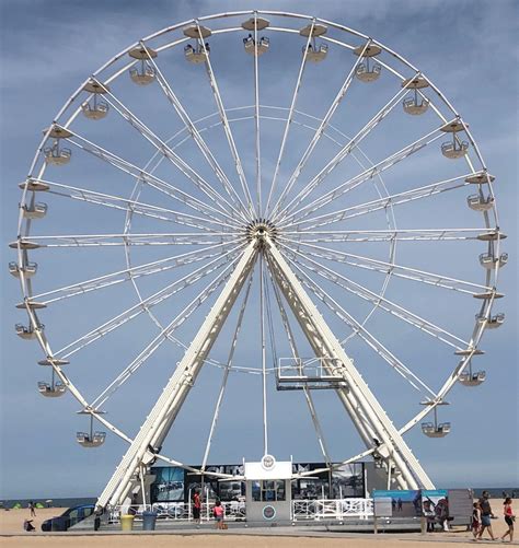 La grande roue de Ouistreham est installée sur la plage cette année