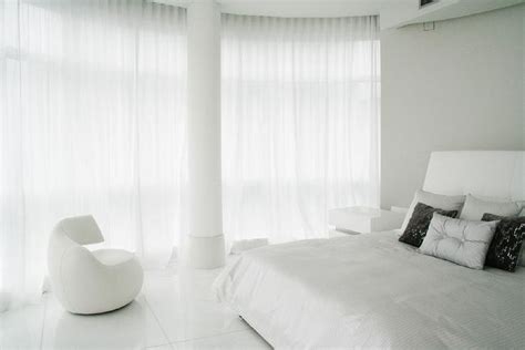 bedroom - Benjamin Moore CC-30 Oxford white - Studio NOO Design | White wall bedroom, White ...