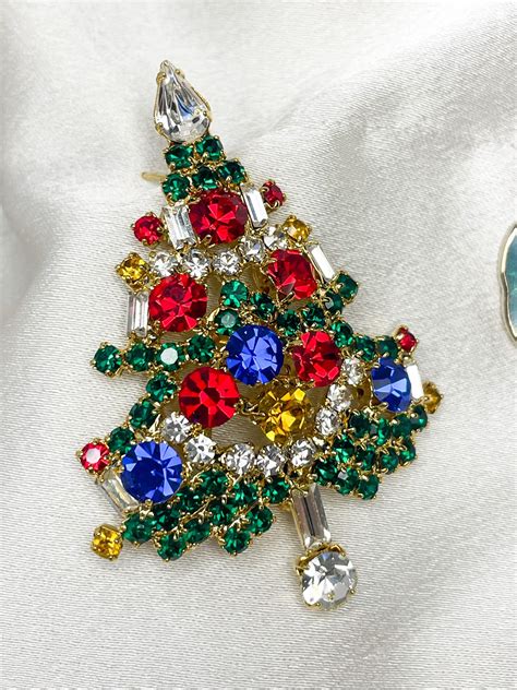 Vintage Brooches Holiday Jewelry Christmas Tree, Holiday Wreath, Snowflakes, and Holly Berries ...