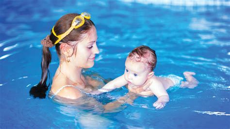 How to Introduce a Baby to Swimming: Splashing - YouTube