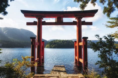 1_Hakone-Shrine - Unique Japan Tours