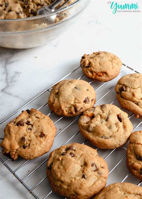 Caramel Chocolate Chip Cookies - Easy Recipes by Its Yummi