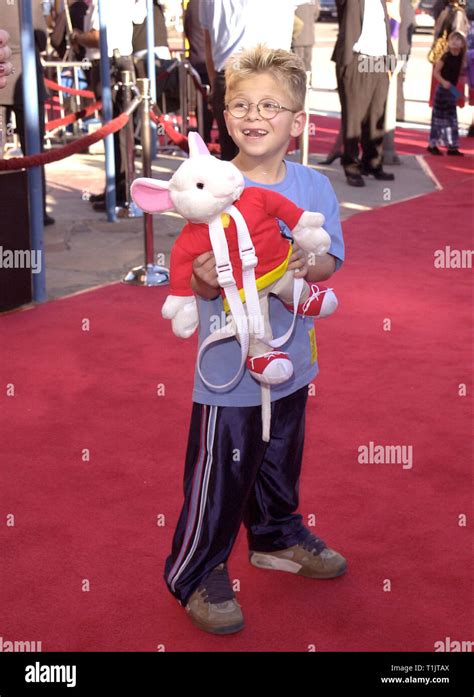 LOS ANGELES, CA. December 05, 1999: Actor Jonathan Lipnicki with "Stuart Little" at the world ...