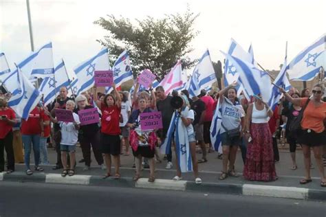 Hundreds protest outside army base where female soldiers were asked to ...