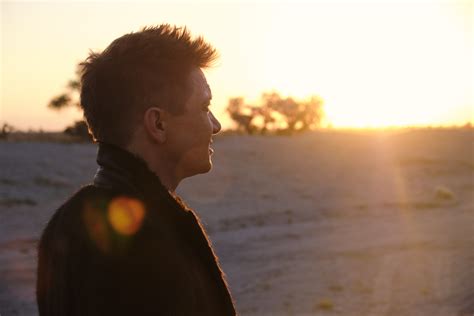 Jeremy Renner Showcases His Music in New Jeep Campaign - The News Wheel