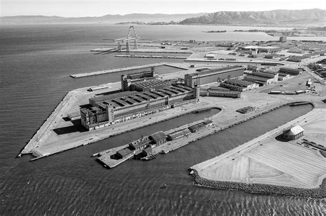 File:Hunters Point Naval Shipyard by Chris Michel 02.jpg - Wikimedia ...