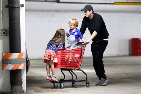 Ashton Kutcher Wheels His 2 Kids in a Shopping Cart: Photos