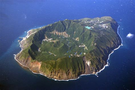 The smallest village in Japan on Aogashima : the lost island PeakExperienceJapan