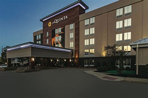 La Quinta Inn & Suites by Wyndham Cleveland Airport West | North ...