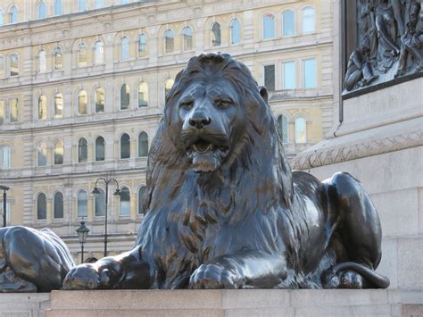 Trafalgar Square Lions - Bob Speel's Website