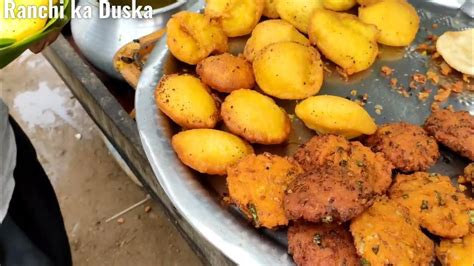 Ranchi ka Duska || Street food of Ranchi, Jharkhand, Rs10 ka 2 piece with sabji and chatni ...