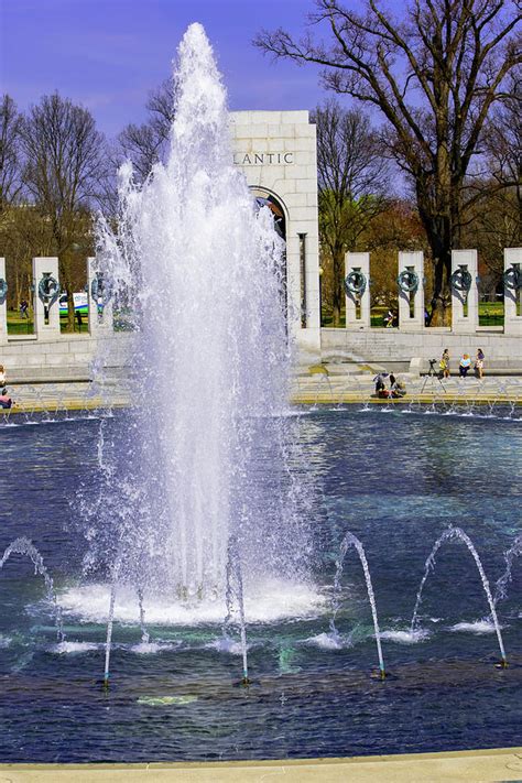 Fountain At The World War II Memorial Photograph by Edward Garey - Fine Art America