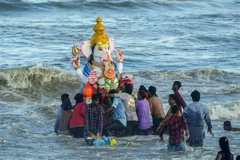 Bid adieu to Ganpati Bappa: Devotees perform Ganesh Visarjan in ...