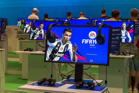 Besucher spielen FIFA auf einem HP Omen Gaming-PC - Creative Commons Bilder