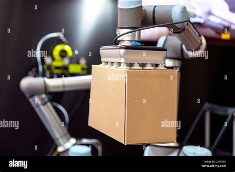 Industrial pick and place robot arm Stock Photo - Alamy