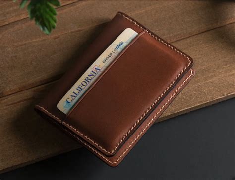 This Tile Slim Tracking Wallet Combines Looks and Smarts