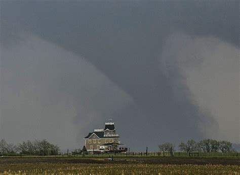 Twin Tornadoes Leave Behind a Devastated Nebraska Town - The New York Times