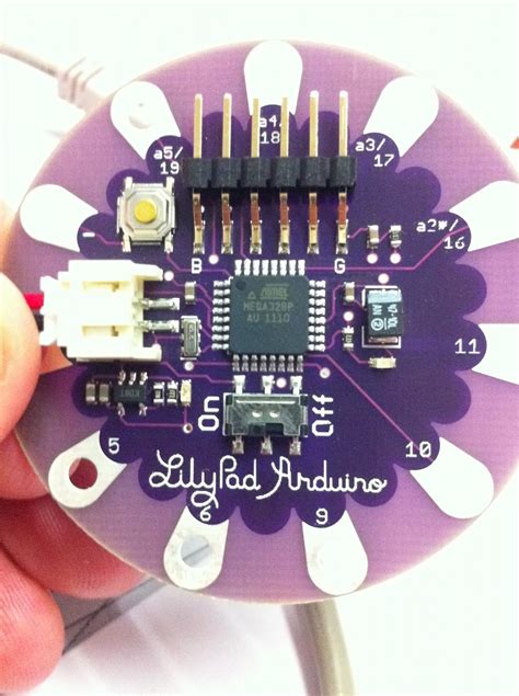 Only_Dead_Fish_Go_With_The_Flow: Arduino Lilypad CyberHat